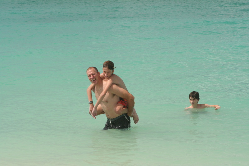 2012/10(October)/2012-10-Disney-Cruise/800x600_2012-10-02-Disney-Cruise-33-beach-Travis-Chance-Dax.JPG