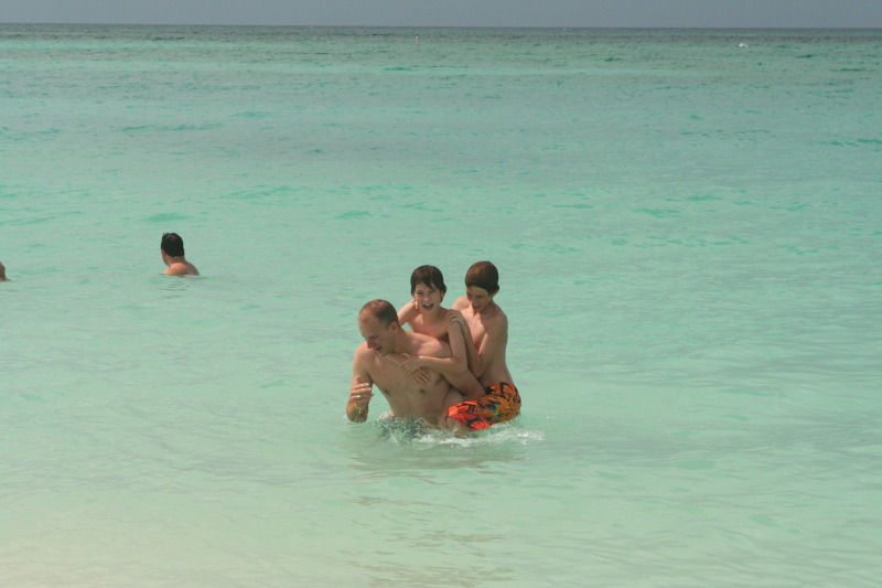 2012/10(October)/2012-10-Disney-Cruise/800x600_2012-10-02-Disney-Cruise-54-beach-Travis-Chance-Dax.JPG