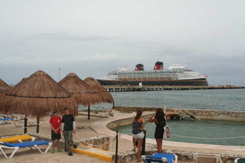 2012/10(October)/2012-10-Disney-Cruise/800x600_2012-10-03-Disney-Cruise-06-Jack-Chance-ship.JPG