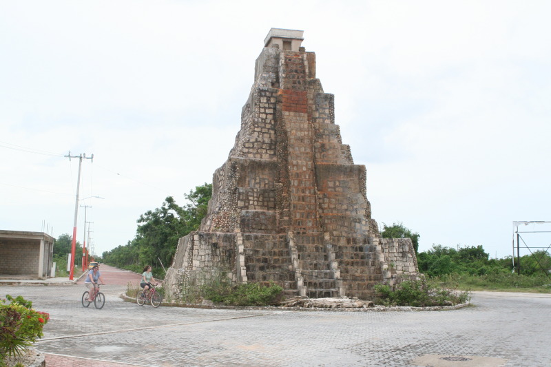 2012/10(October)/2012-10-Disney-Cruise/800x600_2012-10-03-Disney-Cruise-40-Costa-Maya-Travis-Suzi.JPG
