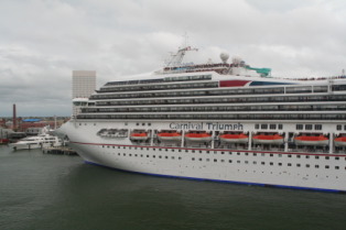 2012-09-29-Disney-Cruise-18-Carnival-ship-in-Galveston.JPG