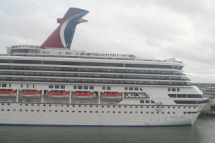 2012-09-29-Disney-Cruise-19-Carnival-ship-in-Galveston.JPG