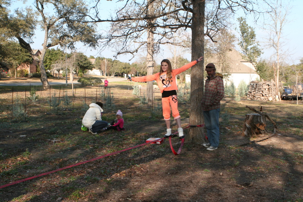 2012/12(December)/Christmas/Day/1024x768_2012-12-25-Christmas-Day-43-slackline-Kyla-Justin.JPG