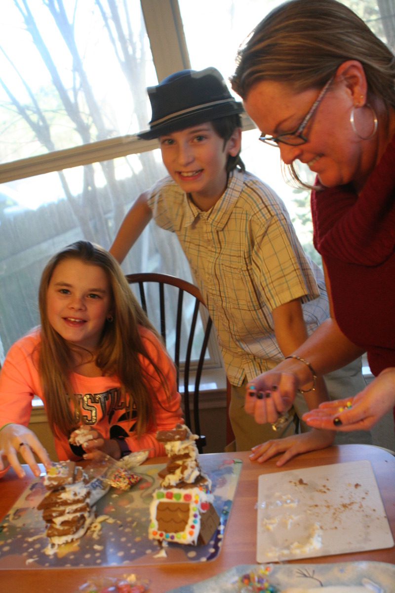 2012-12-25-Christmas-Day-08-gingerbread-house-Katie-Dax-Kyla.JPG