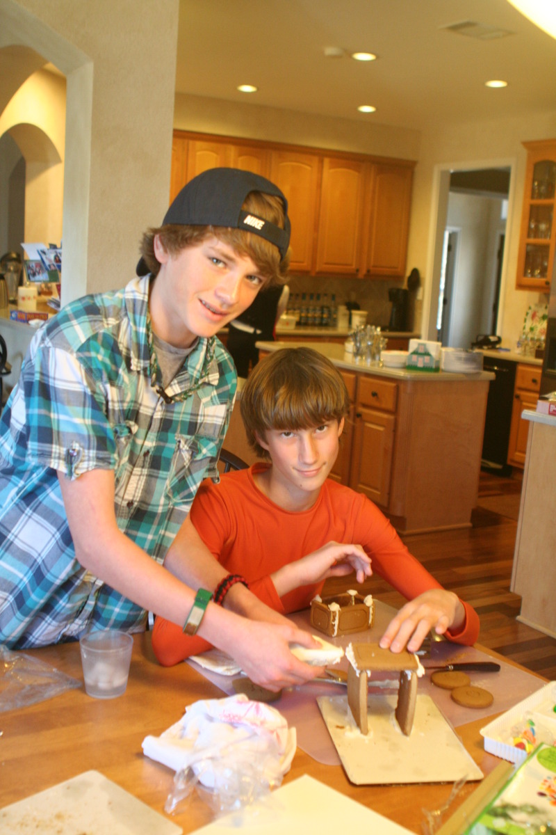 2012/12(December)/Christmas/Day/800x600_2012-12-25-Christmas-Day-09-gingerbread-house-Vale-Chance.JPG