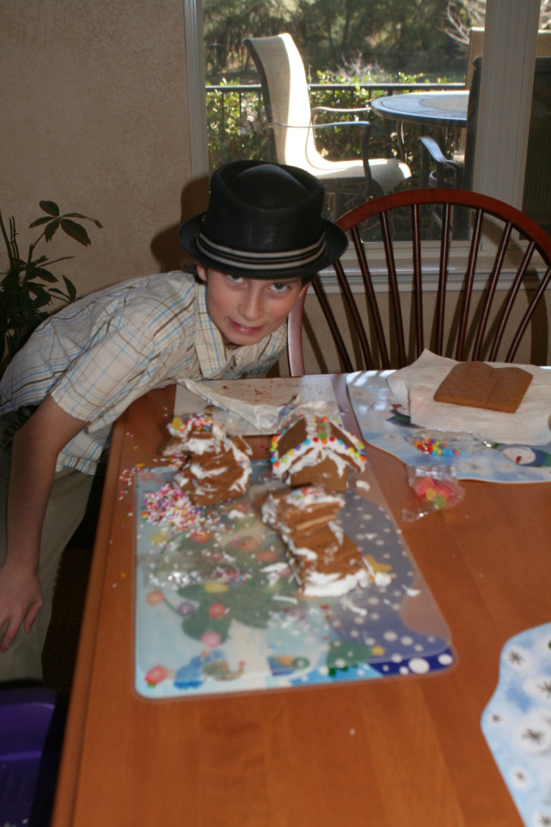 2012/12(December)/Christmas/Day/800x600_2012-12-25-Christmas-Day-11-gingerbread-house-Dax.JPG
