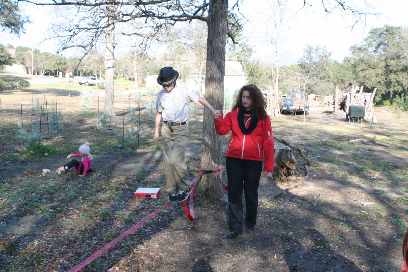 2012/12(December)/Christmas/Day/800x600_2012-12-25-Christmas-Day-41-slackline-Dax-Suzi.JPG