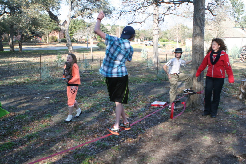 2012/12(December)/Christmas/Day/800x600_2012-12-25-Christmas-Day-58-slackline-Vale-Dax-Suzi-Kyla.JPG