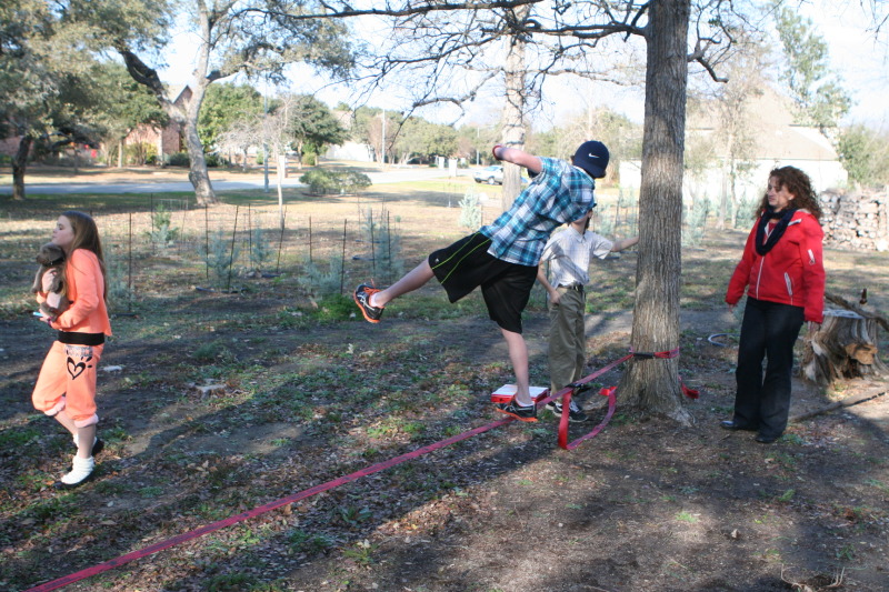 2012/12(December)/Christmas/Day/800x600_2012-12-25-Christmas-Day-59-slackline-Vale-Dax-Suzi-Kyla.JPG