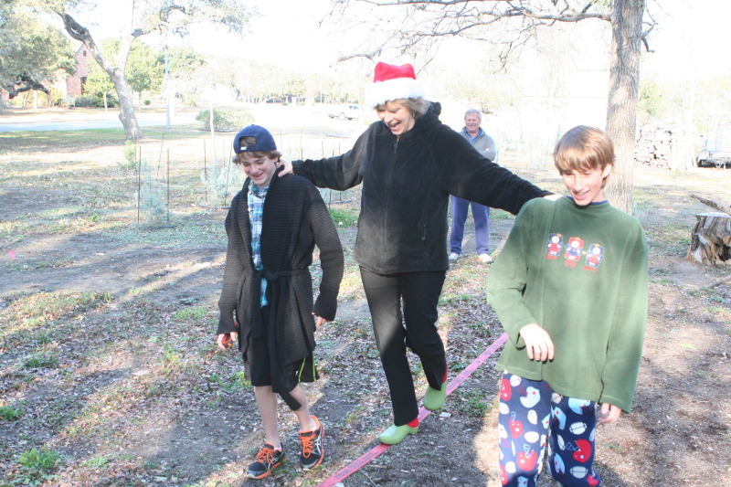 2012/12(December)/Christmas/Day/800x600_2012-12-25-Christmas-Day-72-slackline-Vale-Jim-Janeen-Chance.JPG