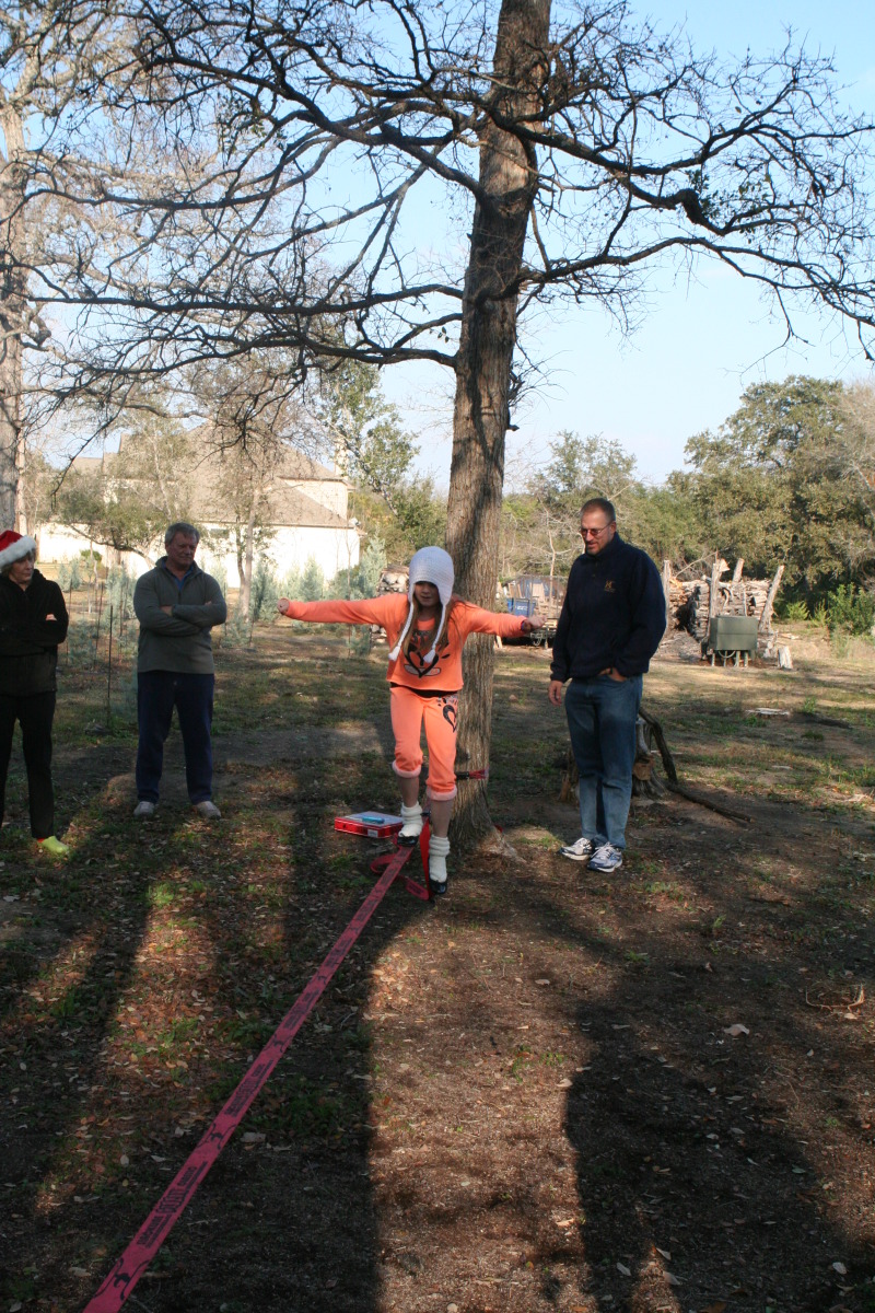 2012/12(December)/Christmas/Day/800x600_2012-12-25-Christmas-Day-89-slackline-Janeen-Jim-Kyla-Travis.JPG