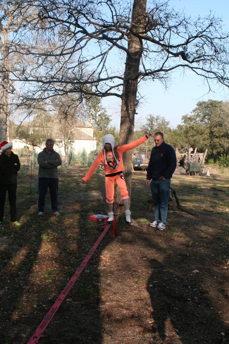 2012/12(December)/Christmas/Day/800x600_2012-12-25-Christmas-Day-90-slackline-Janeen-Jim-Kyla-Travis.JPG