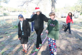 2012-12-25-Christmas-Day-71-slackline-Vale-Jim-Janeen-Chance-Suzi.JPG