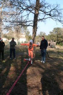 2012-12-25-Christmas-Day-89-slackline-Janeen-Jim-Kyla-Travis.JPG