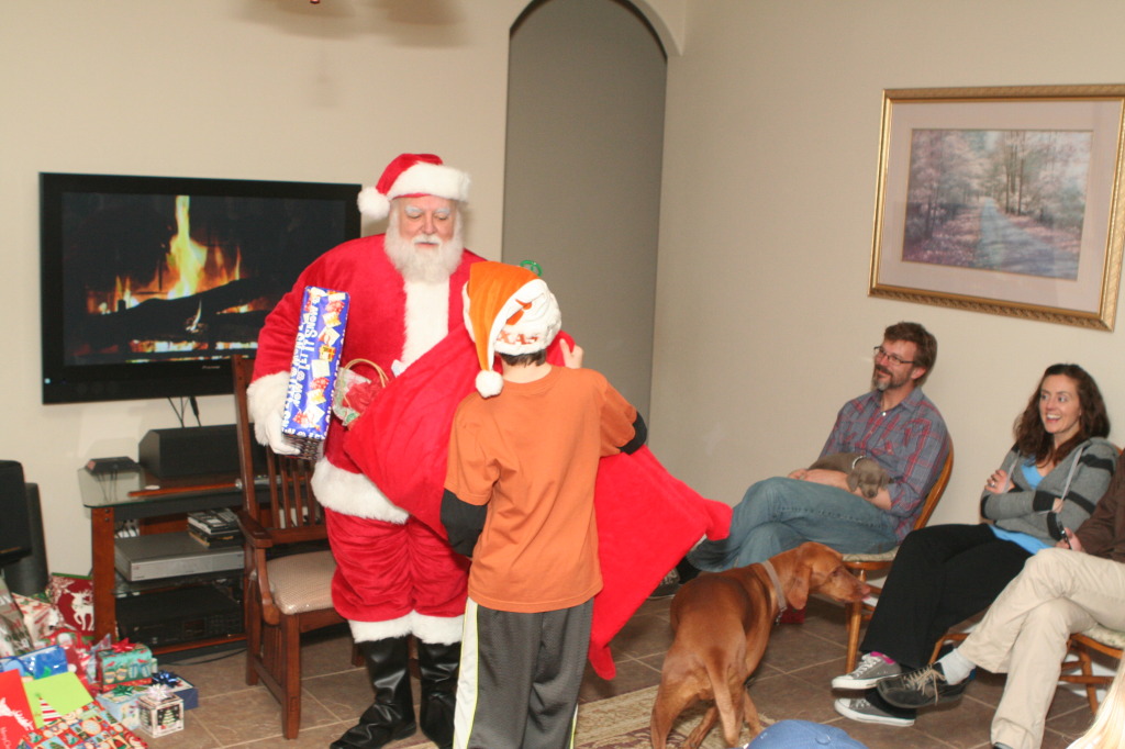 2012/12(December)/Christmas/Eve/1024x768_2012-12-24-Christmas-045-Santa-Dax-JGrant-Heather.JPG
