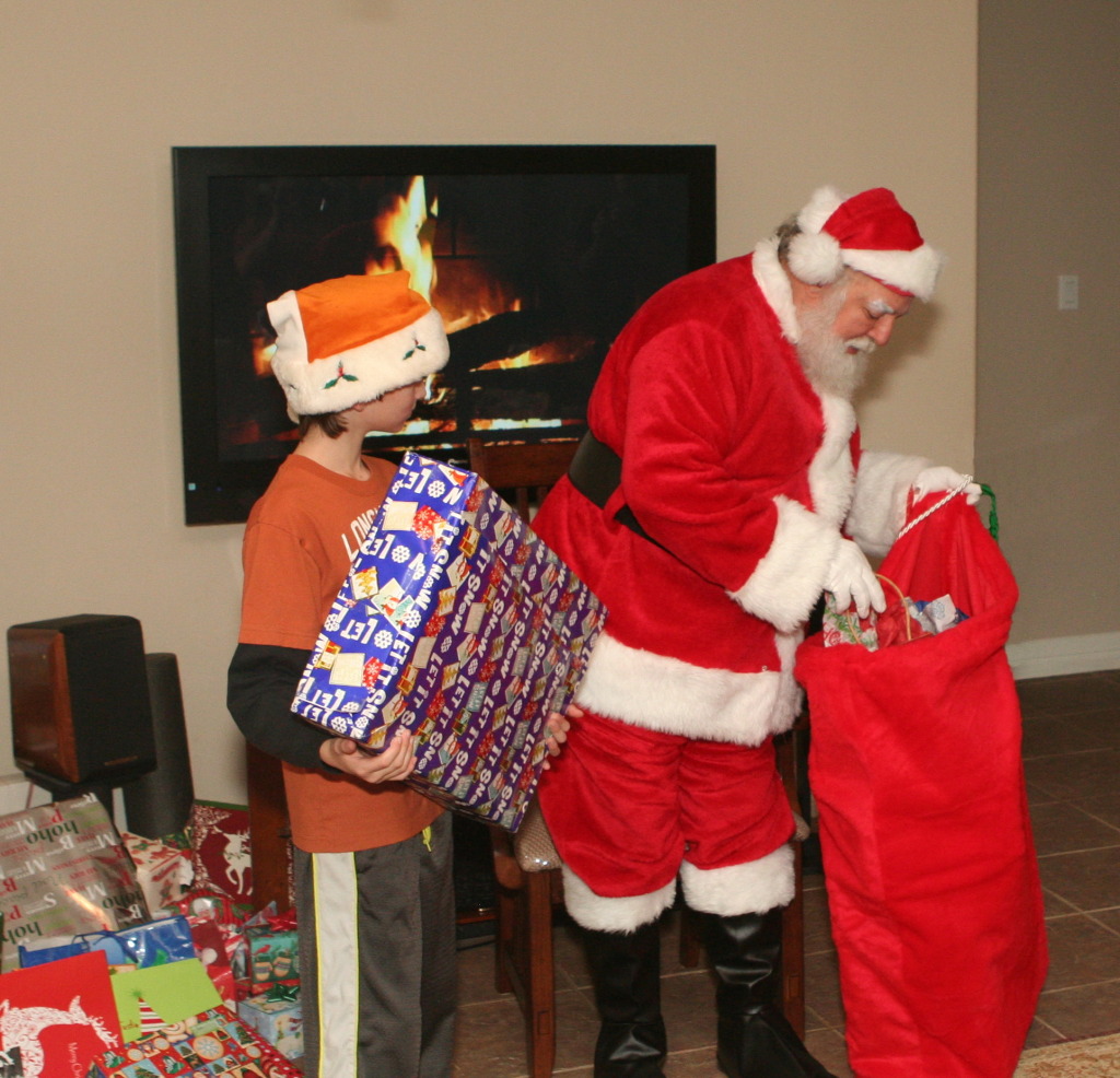 2012-12-24-Christmas-046-Santa-Dax.jpg