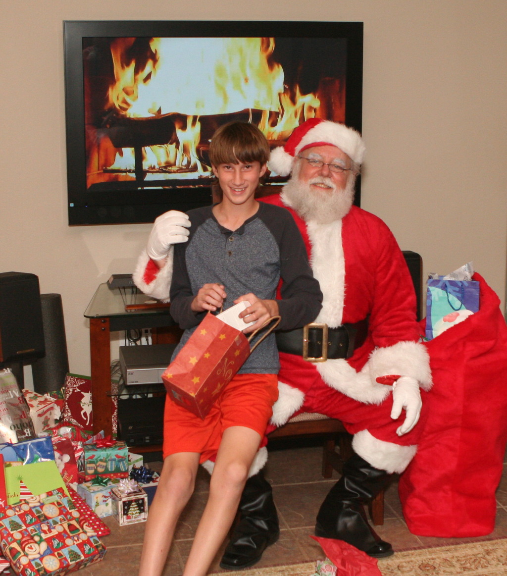 2012/12(December)/Christmas/Eve/1024x768_2012-12-24-Christmas-057-Santa-Chance-iPhone4.JPG