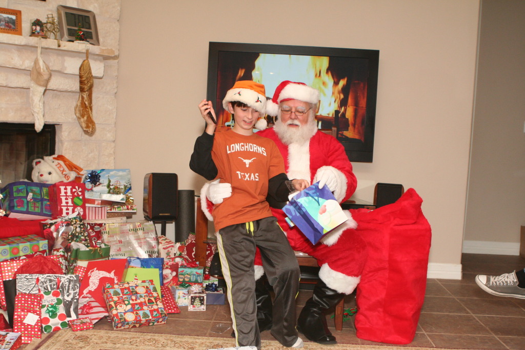 2012/12(December)/Christmas/Eve/1024x768_2012-12-24-Christmas-066-Santa-Dax-iPod-Touch.JPG