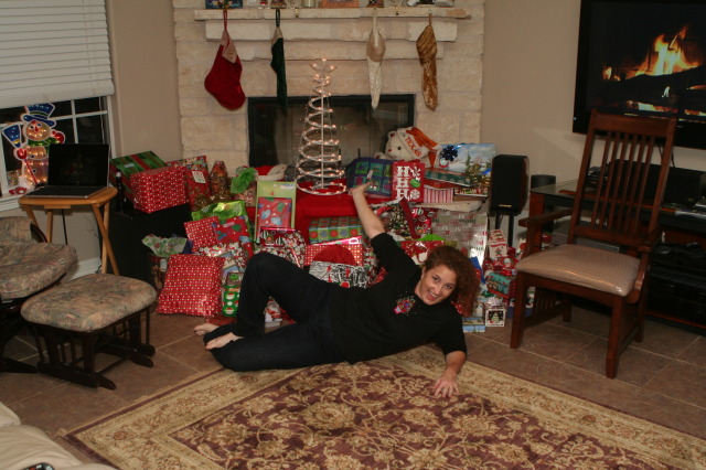 2012/12(December)/Christmas/Eve/640x480_2012-12-24-Christmas-028-Suzi-presents.JPG