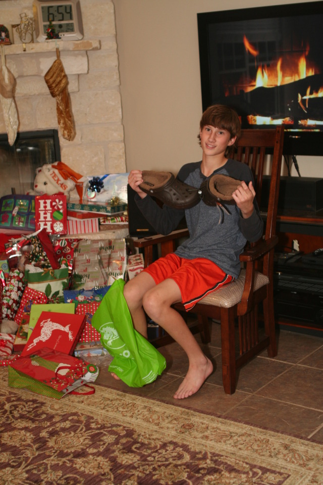 2012/12(December)/Christmas/Eve/640x480_2012-12-24-Christmas-039-Chance-slippers.JPG