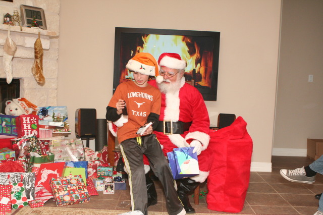 2012/12(December)/Christmas/Eve/640x480_2012-12-24-Christmas-065-Santa-Dax-iPod-Touch.JPG