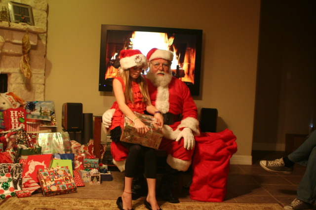 2012/12(December)/Christmas/Eve/640x480_2012-12-24-Christmas-074-Santa-Kyla.JPG