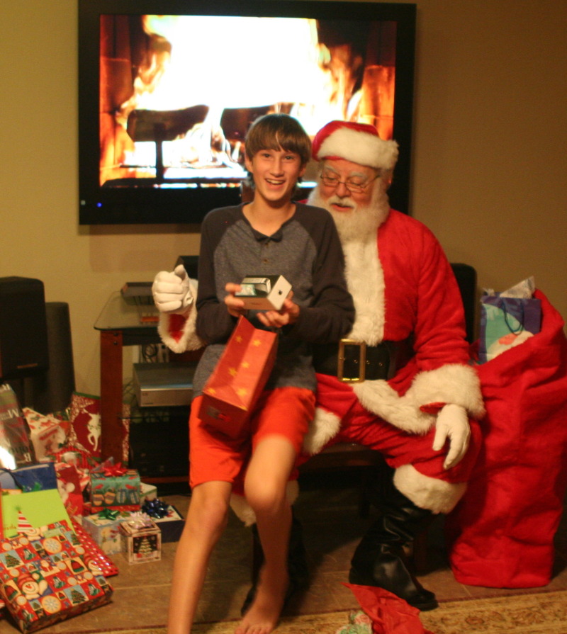 2012/12(December)/Christmas/Eve/800x600_2012-12-24-Christmas-057-Santa-Chance-iPhone6.JPG