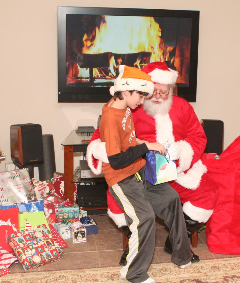 2012/12(December)/Christmas/Eve/800x600_2012-12-24-Christmas-063-Santa-Dax-iPod-Touch.JPG