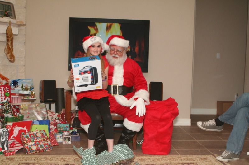 2012/12(December)/Christmas/Eve/800x600_2012-12-24-Christmas-076-Santa-Kyla-karaoke.JPG