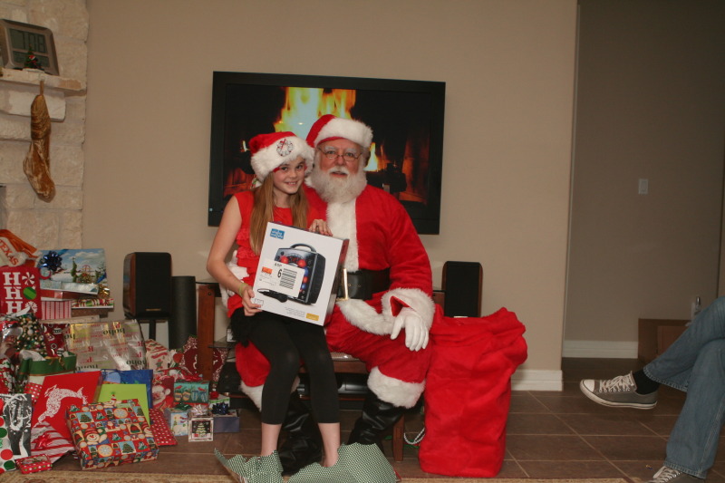 2012/12(December)/Christmas/Eve/800x600_2012-12-24-Christmas-077-Santa-Kyla-karaoke.JPG