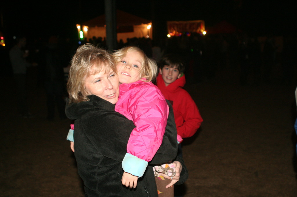 2012/12(December)/Christmas/Trail-of-Lights/1024x768_2012-12-22-Trail-of-Lights-08-Janeen-Sydney-Dax.JPG
