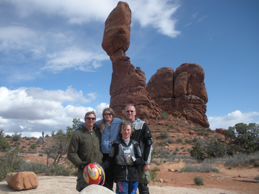 2012/BEST-OF/1024x768_2012-04-11-Moab-UT-10-Balanced-Rock-Justin-Kyla-Vale-Travis-GOOD.JPG