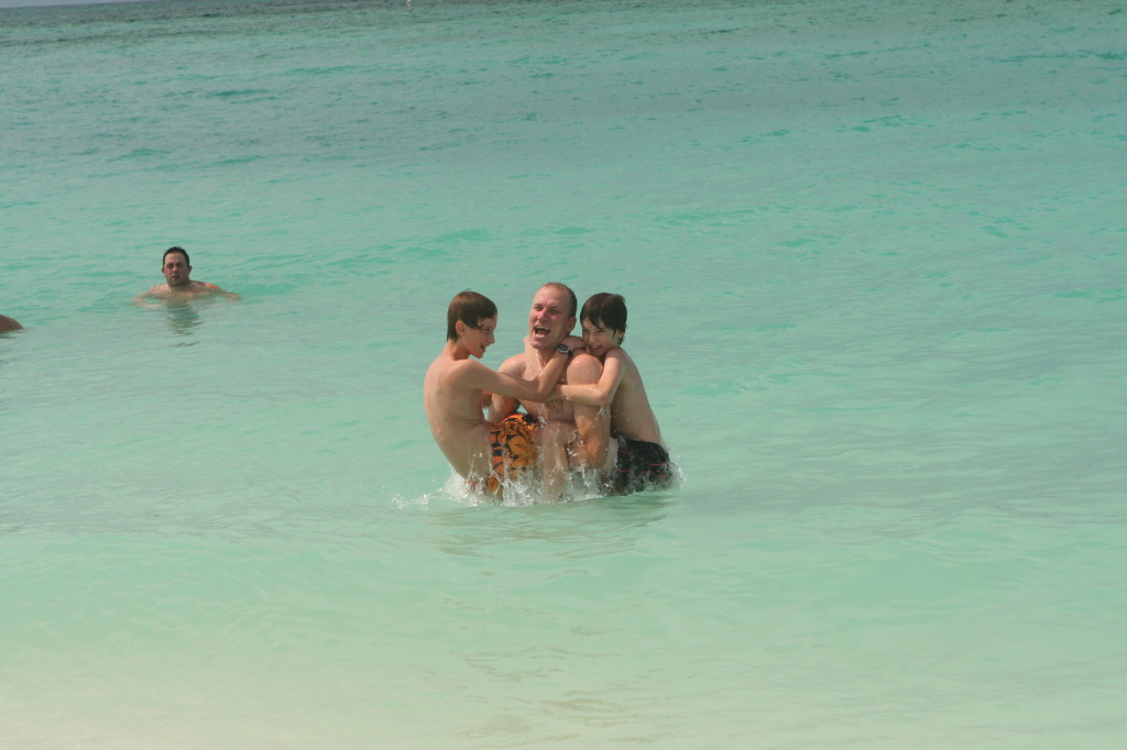 2012/BEST-OF/1024x768_2012-10-02-Disney-Cruise-58-beach-Travis-Chance-Dax-GOOD.JPG