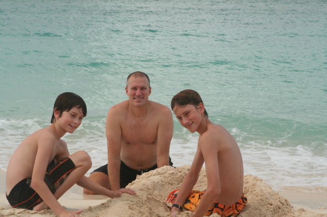 2012/BEST-OF/640x480_2012-10-02-Disney-Cruise-26-beach-Travis-Chance-Dax-GOOD.JPG