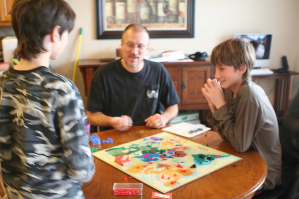 2013/01(January)/New-Years-Day/1024x768_2013-01-01-New-Years-Day-08-Dax-Travis-Chance-playing-Risk.JPG