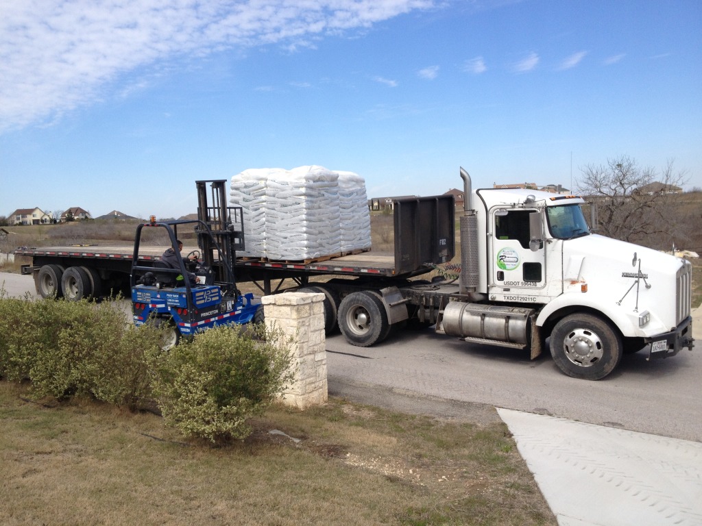2013/02(February)/Misc-Mulch/1024x768_2013-02-28-Mulch-Delivery-3.JPG
