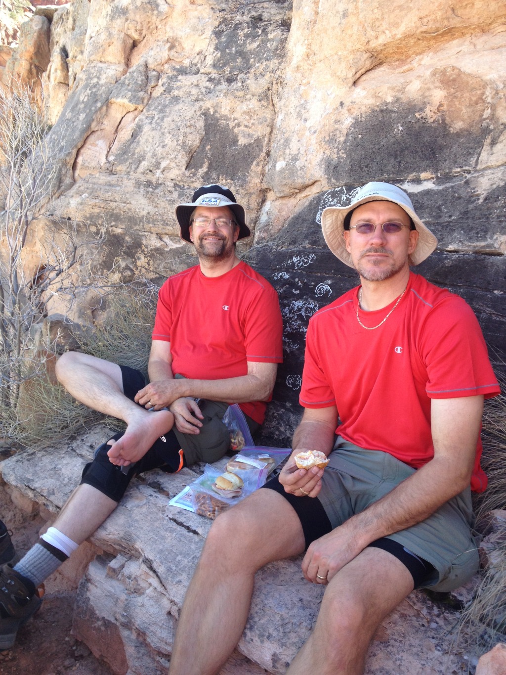 2013/03(March)/Grand-Canyon/Top200/1024x768_2013-03-14-Grand-Canyon-33-Hermits-Rest-Matt-Travis-lunch.JPG