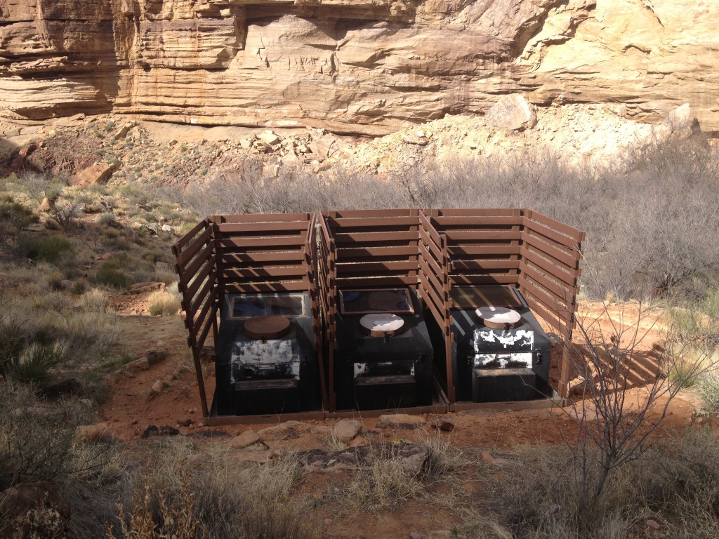 2013/03(March)/Grand-Canyon/Top200/1024x768_2013-03-15-Grand-Canyon-34-Monument-toilets.JPG