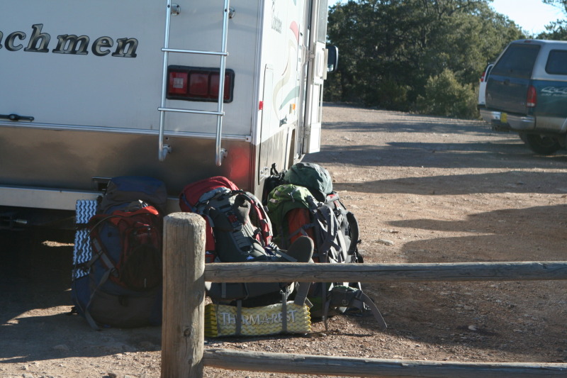2013/03(March)/Grand-Canyon/Top200/800x600_2013-03-14-Grand-Canyon-09-Hermits-Rest-backpacks-ready.JPG