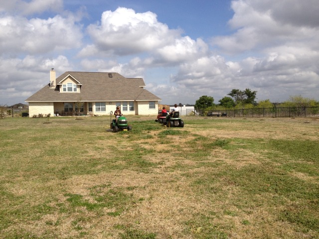 2013/03(March)/Yard-Work/640x480_2013-03-29-Yard-Work-02-Sean-Dax-Chance.JPG