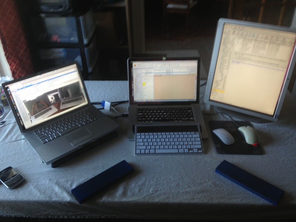 2013/04(April)/Misc/1024x768_2013-04-19-Travis-clean-ffice.JPG