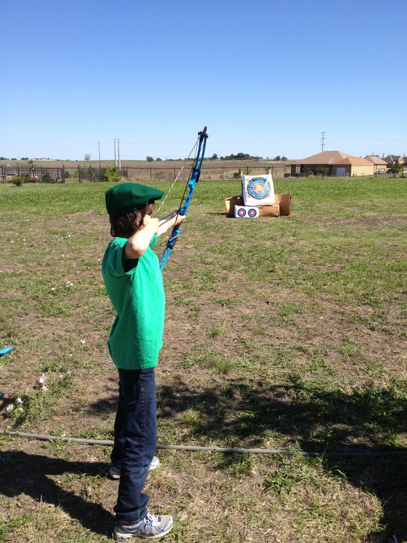 2013/04(April)/Troop214-Lock-in-and-Misc/800x600_2013-04-20-Archery-01-Dax.JPG