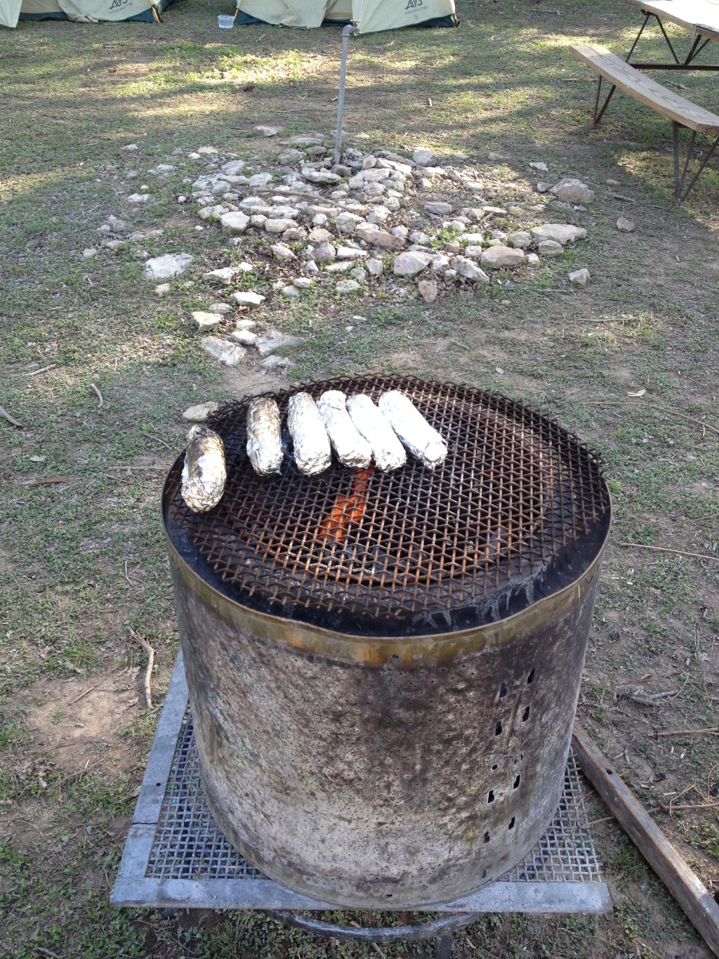 2013/04(April)/Troop214-Shoot-o-ree/1024x768_2013-04-06-Troop214-Shoot-o-ree-18-corn-on-the-cobb.JPG