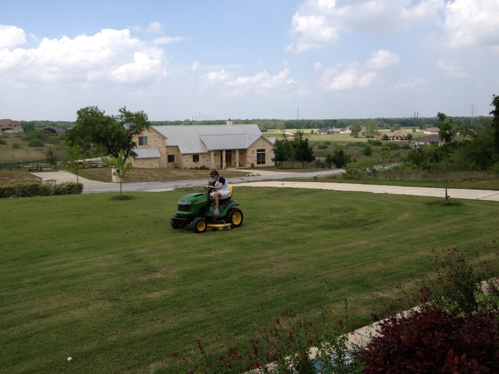 2013/05(May)/Misc/1024x768_2012-05-10-Chance-mows-lawn.JPG