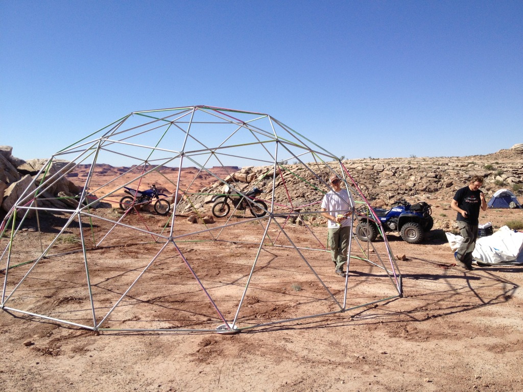 2013/05(May)/Moab/1024x768_2013-05-03-Moab-01_06-Geodome-Justin-Josh.JPG