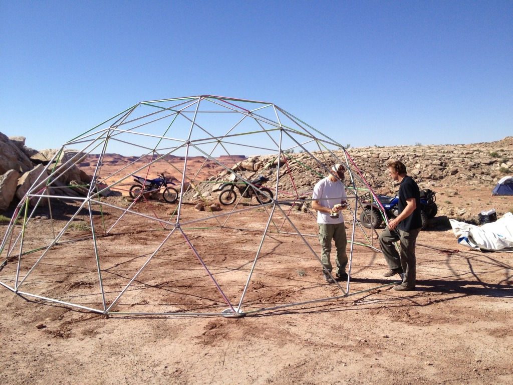 2013/05(May)/Moab/1024x768_2013-05-03-Moab-01_07-Geodome-Justin-Josh.JPG