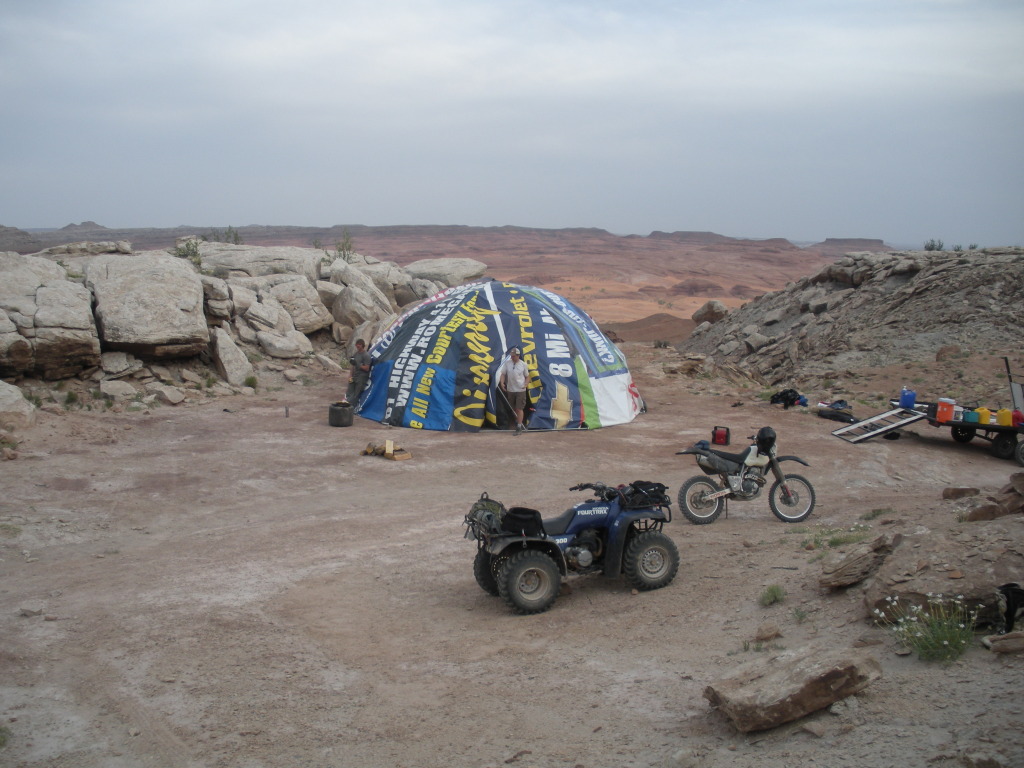 2013/05(May)/Moab/1024x768_2013-05-05-Moab-28-Justin-Josh-geodome.JPG