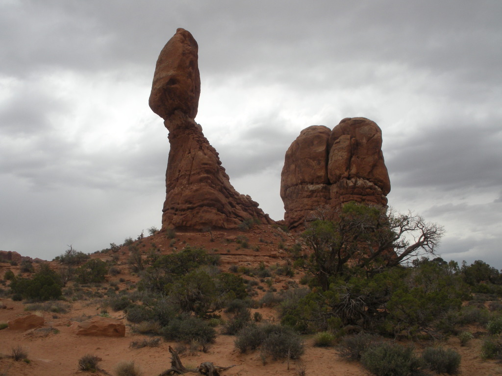 2013/05(May)/Moab/1024x768_2013-05-06-Moab-09-balanced-rock.JPG