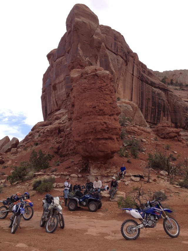 2013/05(May)/Moab/640x480_2013-05-04-Moab-18-Larry-Rover-Bert-Justin-Carmine-Travis-Jay.JPG