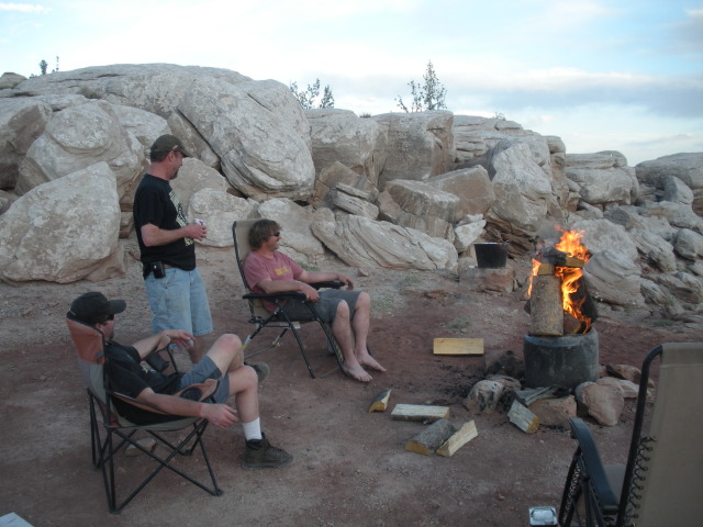 2013/05(May)/Moab/640x480_2013-05-04-Moab-30-Rover-Larry-Justin.JPG
